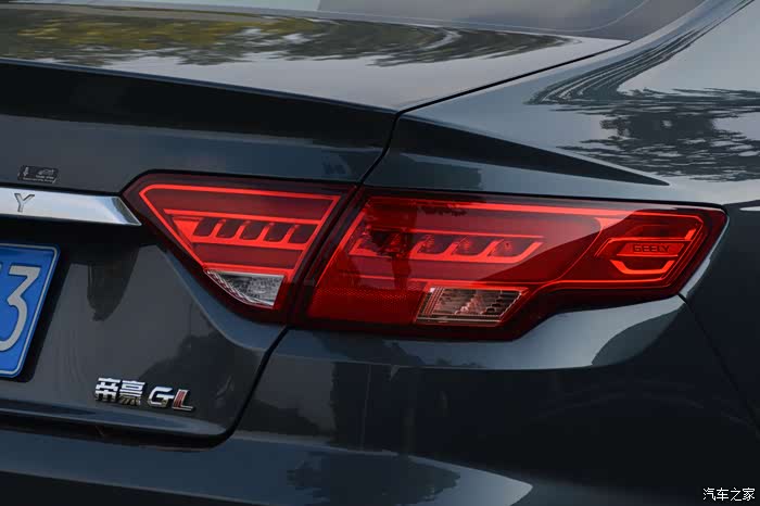 可以看出后尾灯采用了"c字型"体led光源.