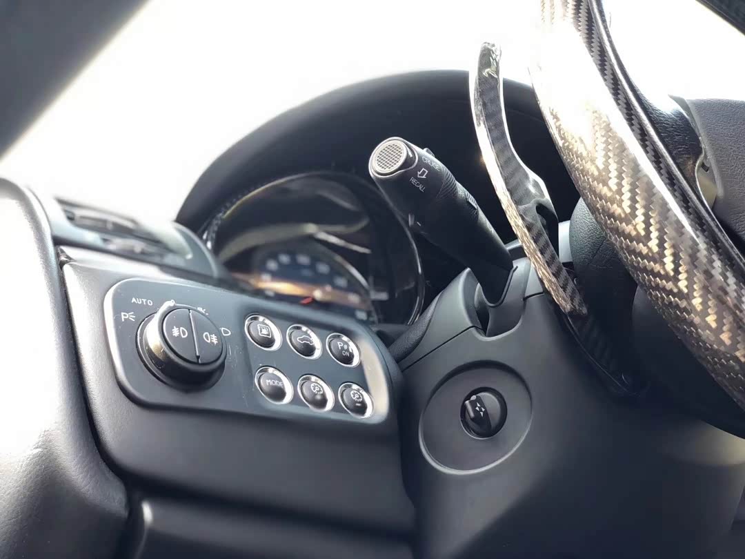 拨片换挡,采用了法拉利的f1波箱,使性能更加强大,也凸现了它的魅力.