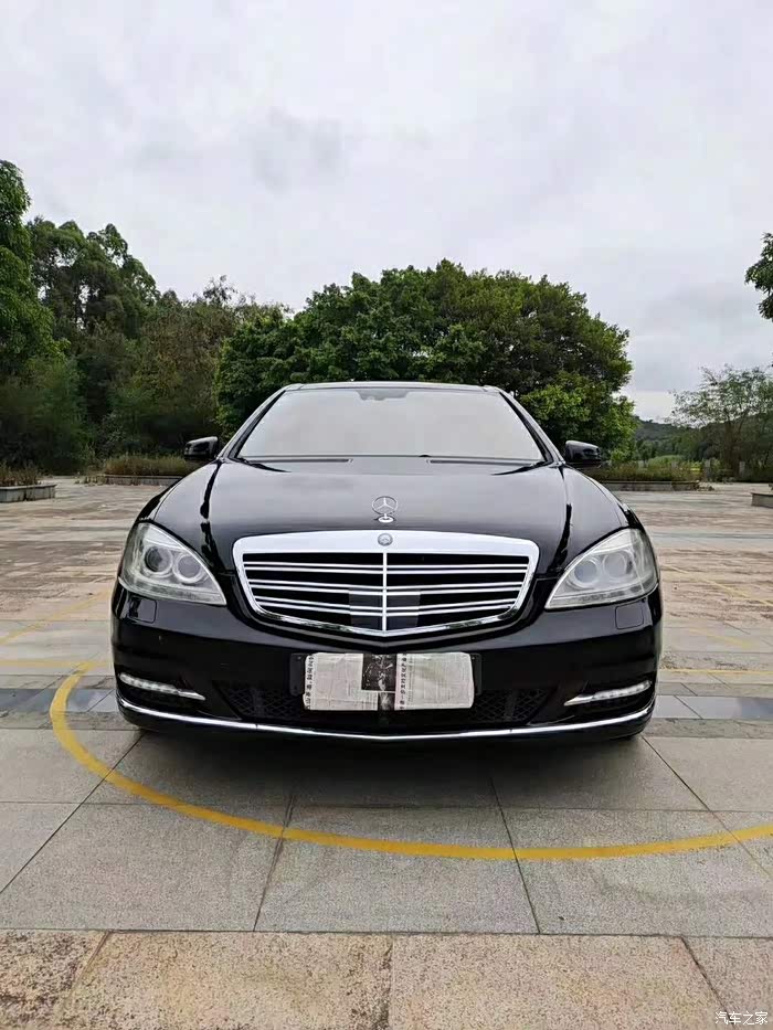奔驰s600-v12 整个前脸看上去更为运动有形.