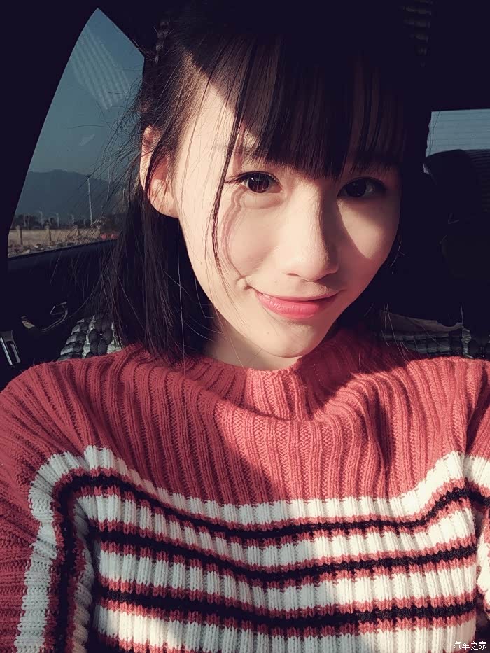 媳妇当车模像个孩子一样爱自拍的短发小虎牙老婆