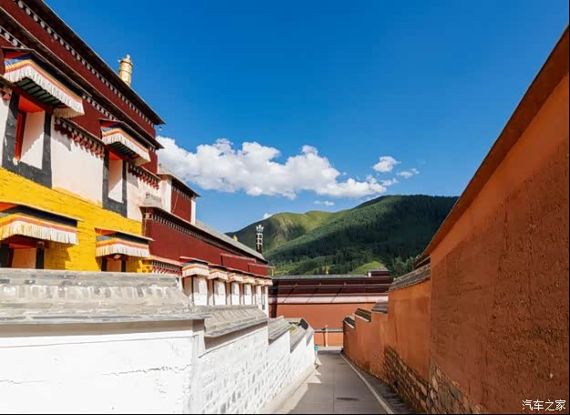 喜金刚学院装饰细腻华美,是仿照 拉萨 布达拉宫的南杰扎仓样式修建.