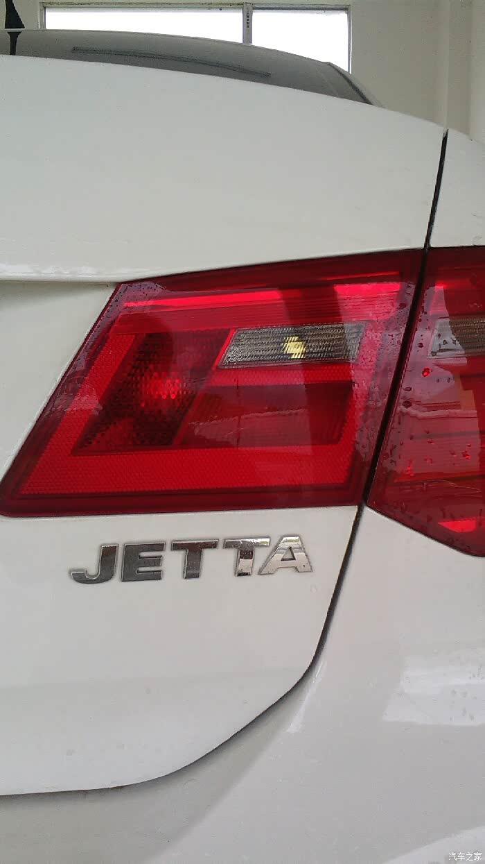 原车的卤素倒车灯一点都不亮,跟本就看不清后面的障碍物.