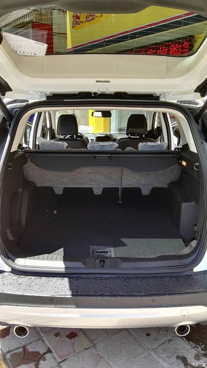 比翼搏后备箱大太多,不过跟锐界不能比
