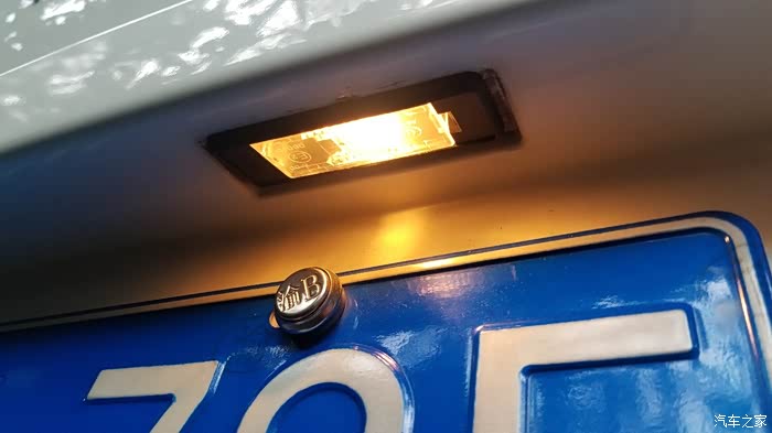 东风标致301更换牌照灯
