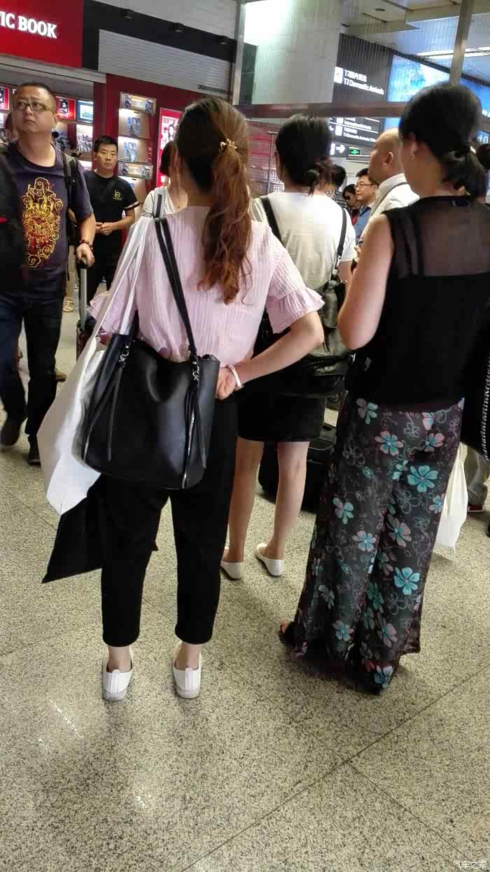 接机的人还不少