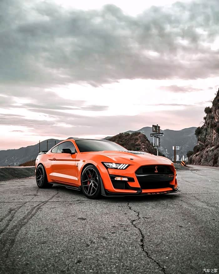 福特野马外观大气彪悍动力表现强劲是男人都有征服它的欲望