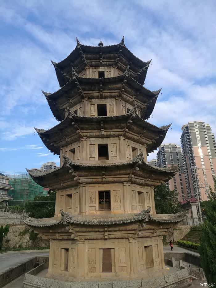 释迦文佛塔,建于1165年,塔高约36米,楼有神像,但是这么年过去了神像略