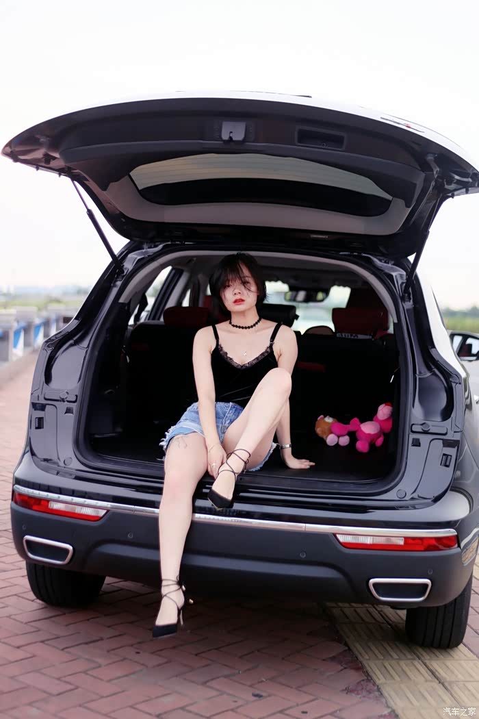 【媳妇当车模】 红唇,短裤,高跟鞋——"甜妞"媳妇演绎性感风