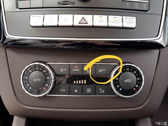 与后风挡玻璃加热是同一按钮,如图所示