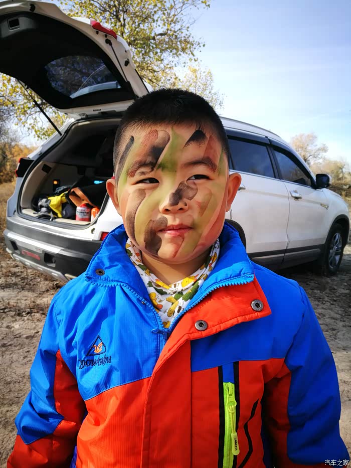 哈哈,用我车里的部队用的迷彩油给儿子画个妆