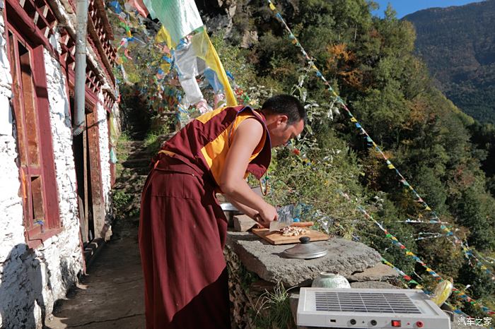 一座大山一座千年小寺廟一個小活佛獨自修行十多年