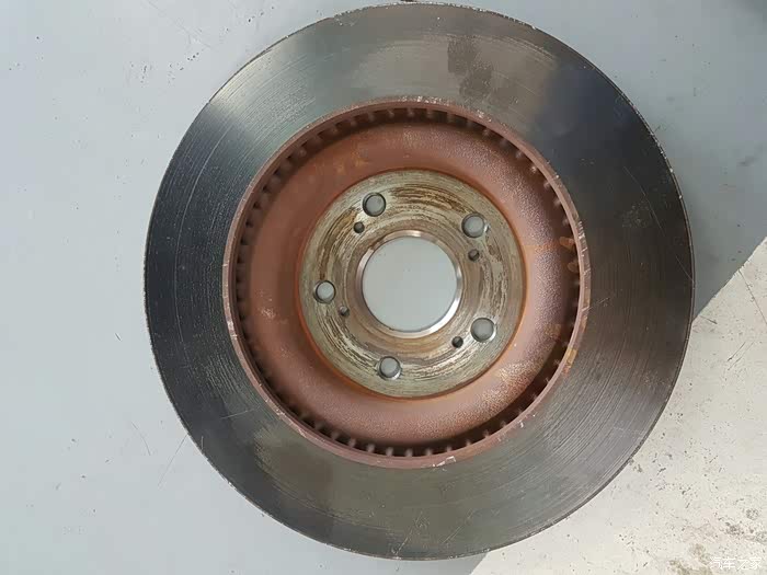 旧刹车盘明显两个颜色,边磨的厉害,边轻