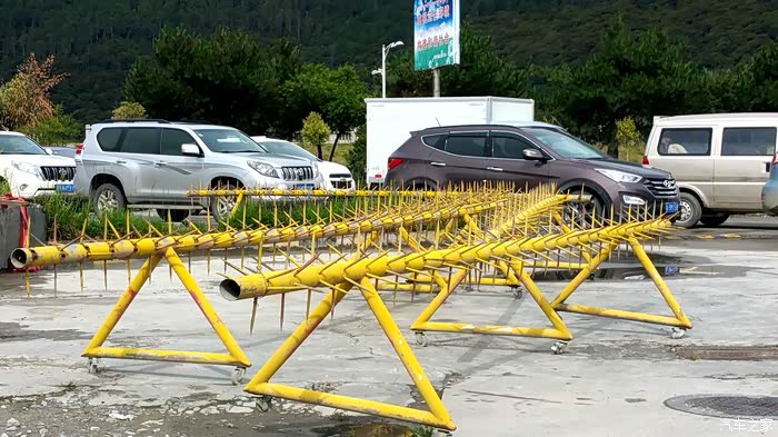 加油站的这个东东好恐怖!让人想起古代的拒马枪.