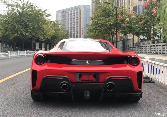 红色烈马488pista,造型靓丽迷人,动力强劲,性能卓越.
