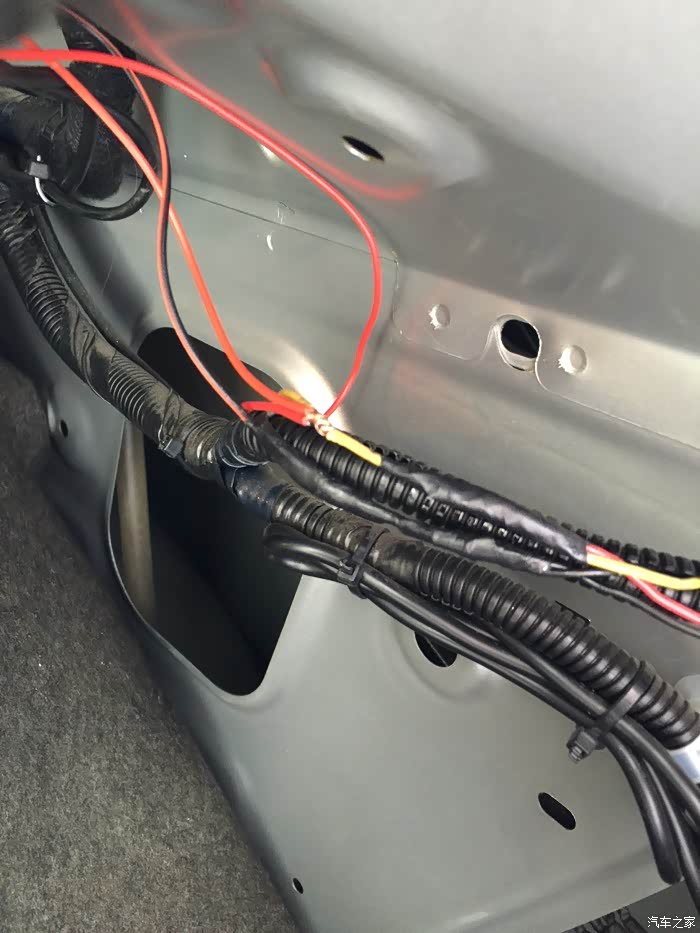 新款阳光后尾灯那一根是倒车灯线 急