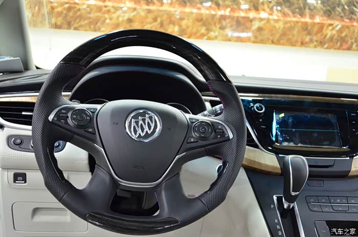 改装的是桃木真皮订制款的方向盘