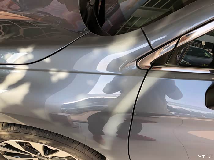 看到珠光铂金灰实车了