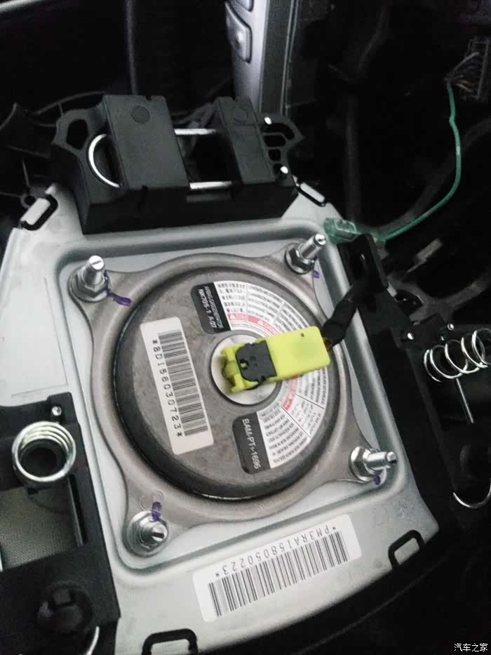 安全气囊这个黄色的插头如何拔下来