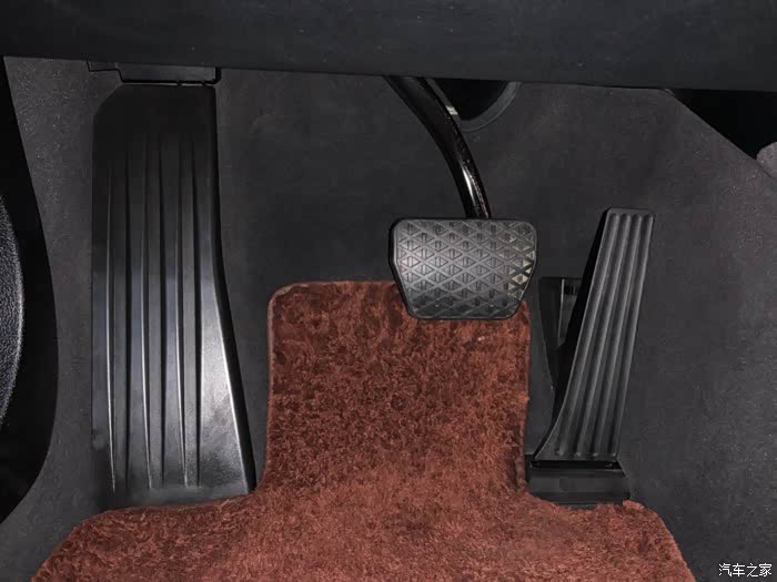 脚底是黑色就是 脏也看不出来 油门刹车休息踏板也擦一擦