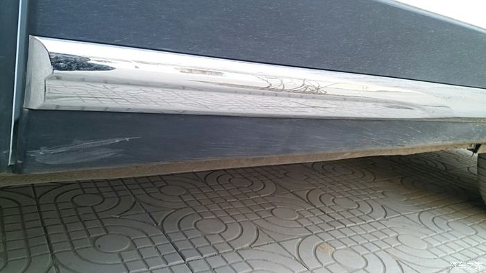车门边框的黑塑料划痕图片