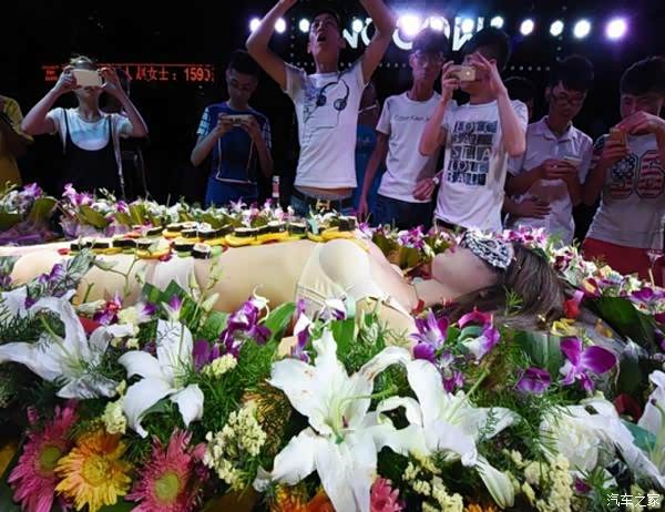 山西酒吧男顾客拍照试吃人体寿司(组图)