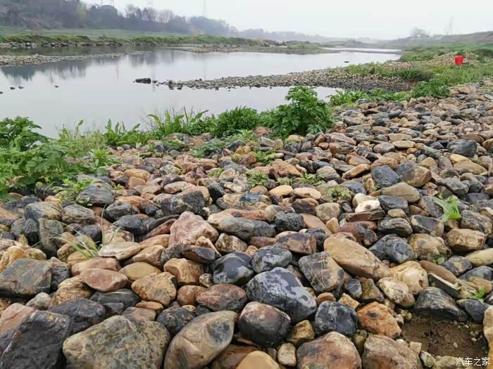 许久无人烟,河滩成为石头们乐园