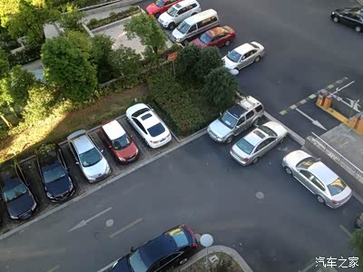 停我哥楼拍个纪念照 新君越 环素a6l 尺寸差本子帕拉丁旁边并排老凯越