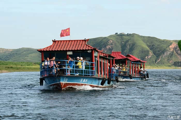 其他游览朝鲜内河的游船  大家会善意的招手问好
