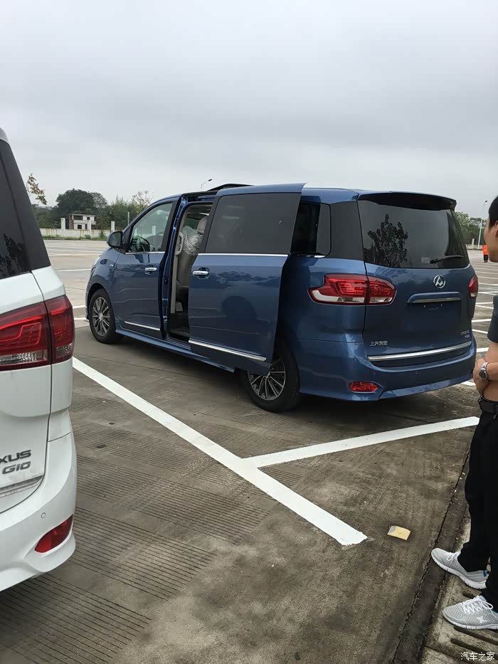 旗舰版大通g10价格已出:269800元~4儿子店改装直通滑轨报价2k