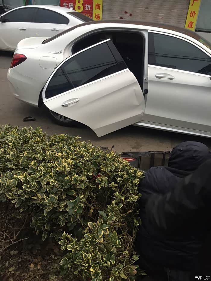 【图】开门被电动自行车撞了,好惨,门折了._奔驰c级论坛_汽车之家论坛