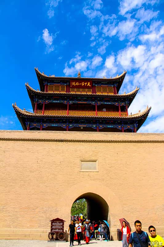 而嘉峪关则还是保留着旅游景点的特色!