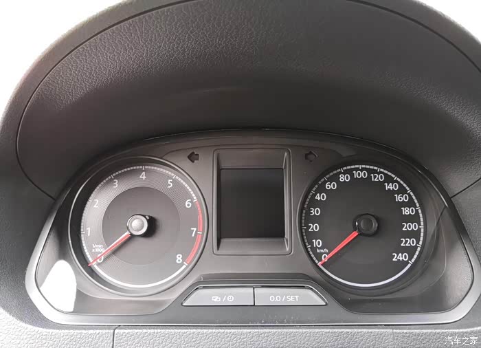 低配版仪表盘,高配就是液晶仪表了