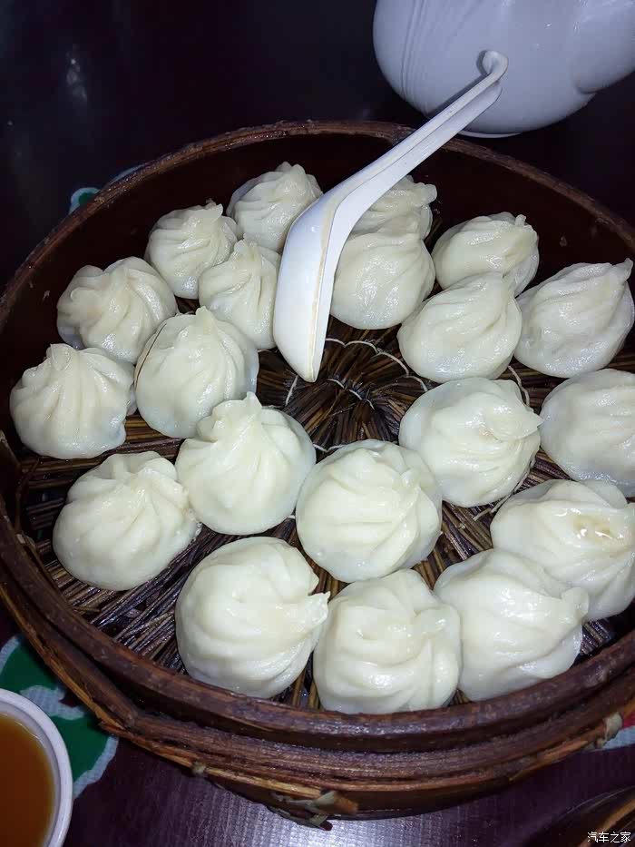 昨天去南翔古猗园吃小笼包,味道一般,名气大于美味