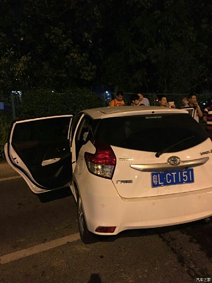 深圳凌晨5辆车接连追尾场面吓人,路上车辆这么多如何避免追尾!