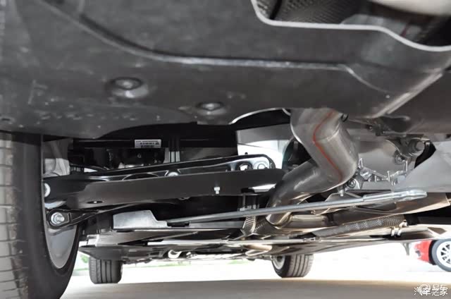 宝马新七系的后悬挂摆臂是什么材质?