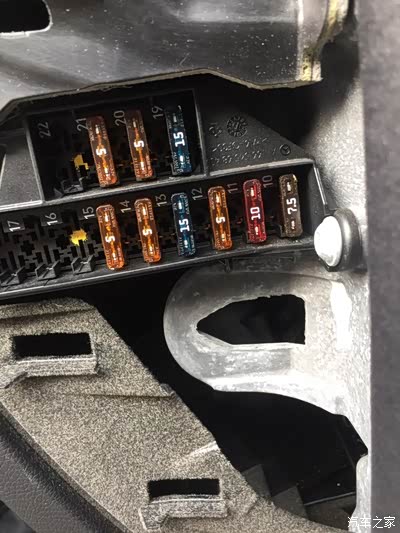 ml350 中控台右侧保险盒,哪位大神知道这些保险丝是控制什么地方的?