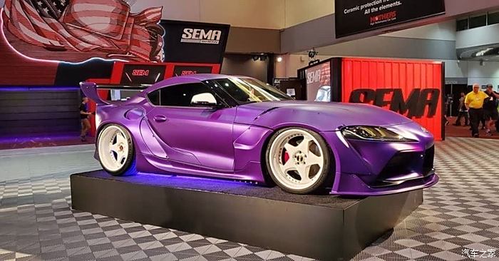 紫色丰田supra外观特别炫酷车身有一种高贵的魅力