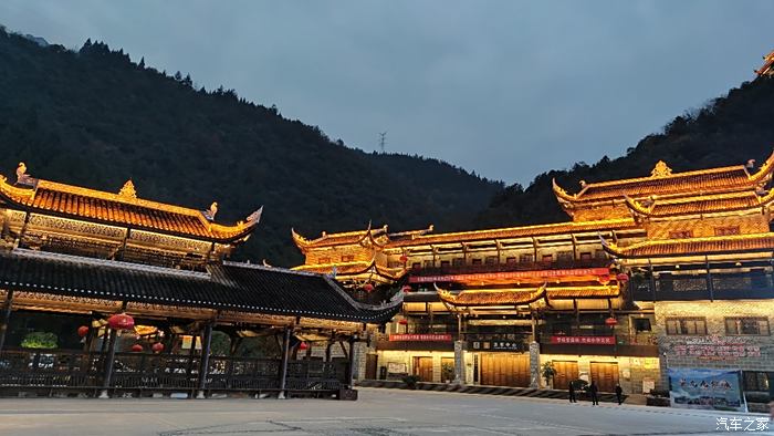 夜遊彭水九黎城欣賞九黎城的精彩建築