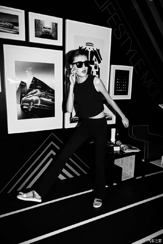 黑白还戴着墨镜看不清,这就是时尚,反正看得不是很懂.