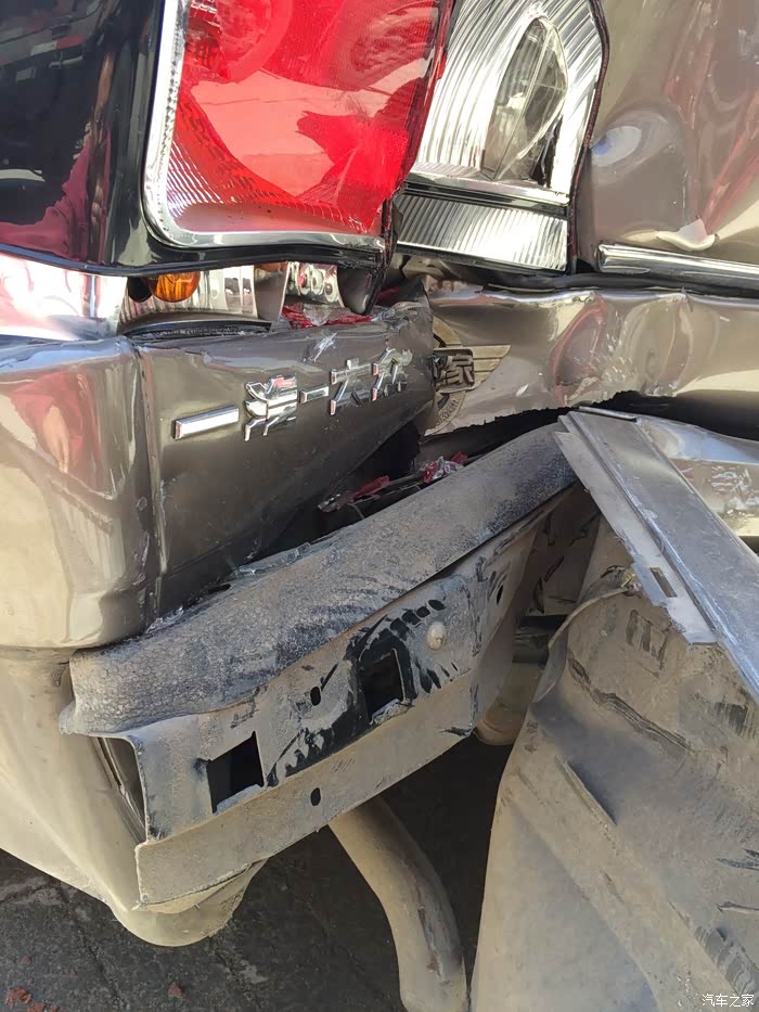 200万纪念版捷达被追尾验证了他的可靠
