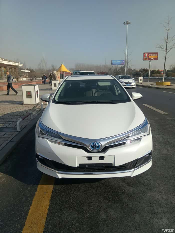 卡罗拉双擎精英版,珍珠白,今日上牌提车.