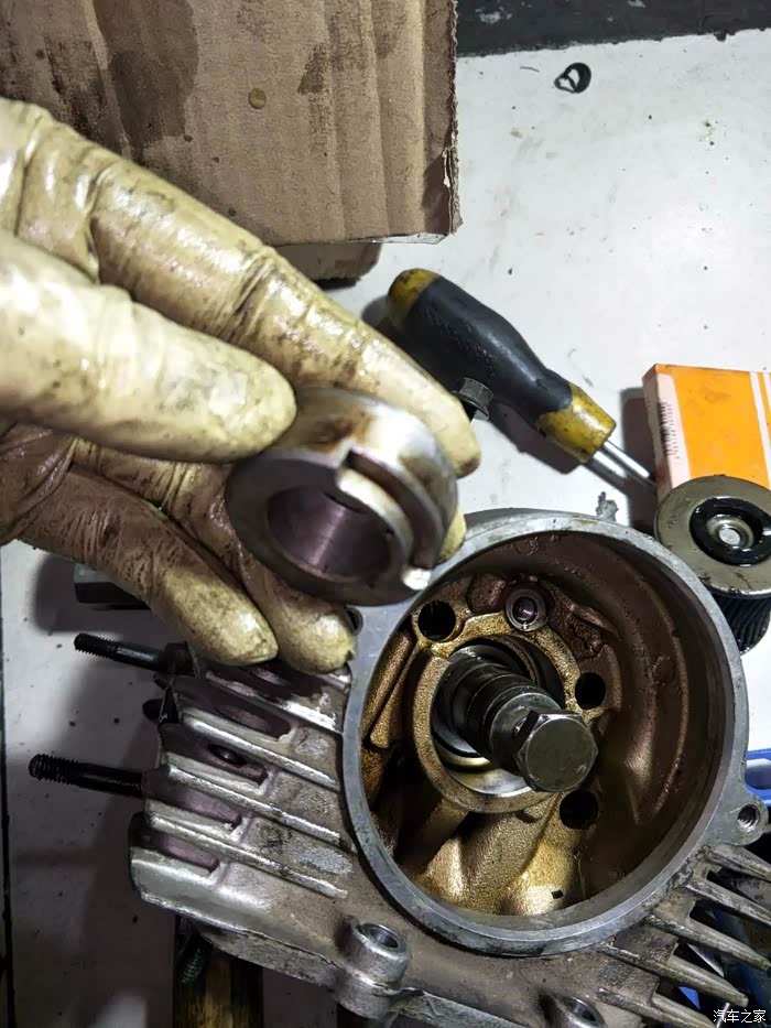 安装凸轮轴,套上凸轮轴限位套.