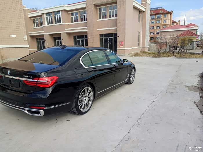 宝马7系贵榴石棕那里的宝马店有现车?