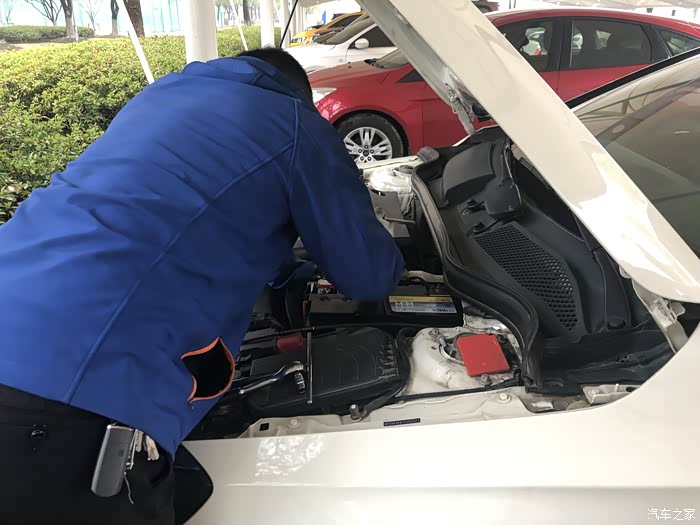 奔驰a200蓄电池更换