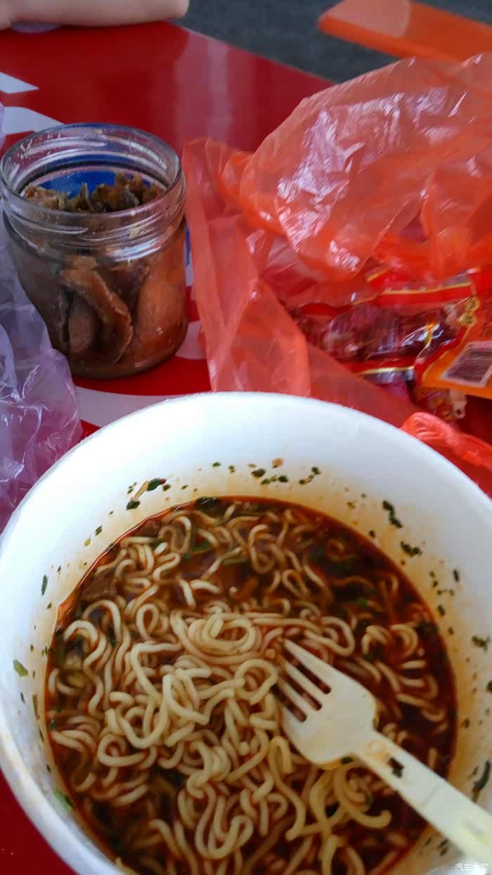 到服务区又吃桶泡面!接赶路