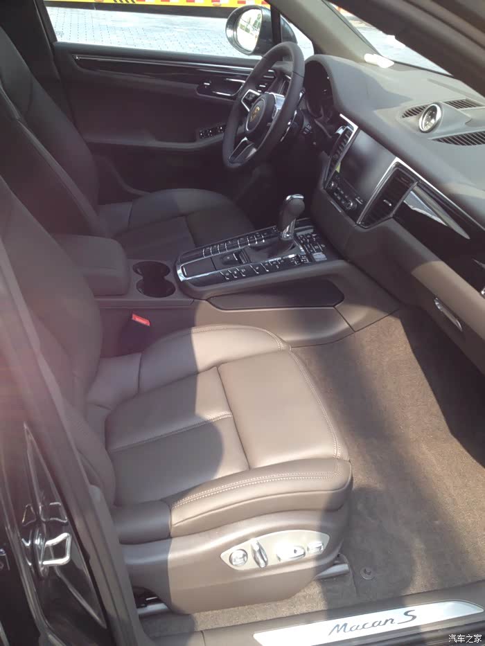 17款30火山灰配玛瑙灰内饰提车中