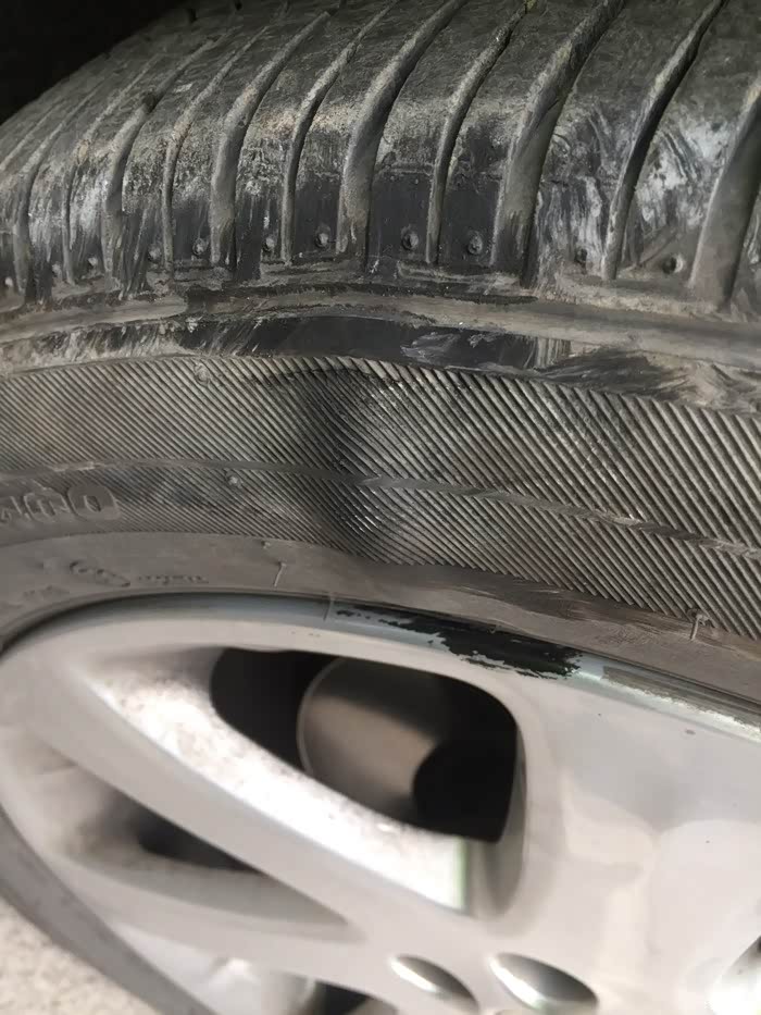 求助帖轮胎胎壁鼓了帮我看一眼怎么办谢谢