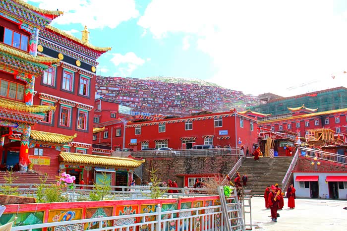 色达五明佛学院的红房子