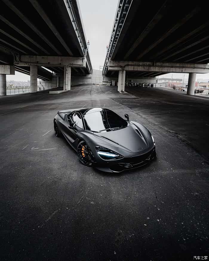 迈凯伦720s spider ,哑光深黑色贴膜 .