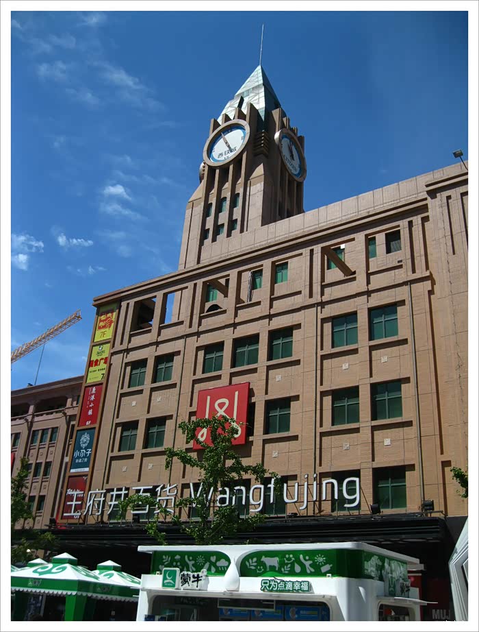 王府井百货前的掠影